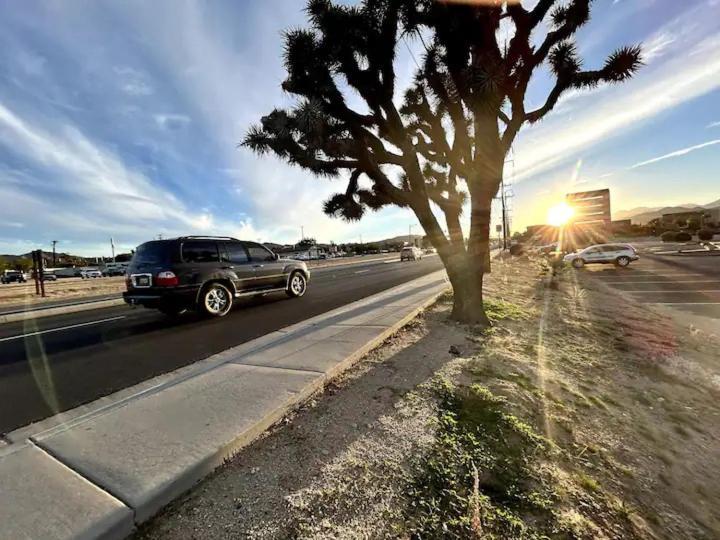 Serene Modern Home Backdoor With Great Wifi, Games, Movies, Patio Seating And Bbq Easy Access To North Joshua Tree National Park In 10 Minutes Twentynine Palms Buitenkant foto