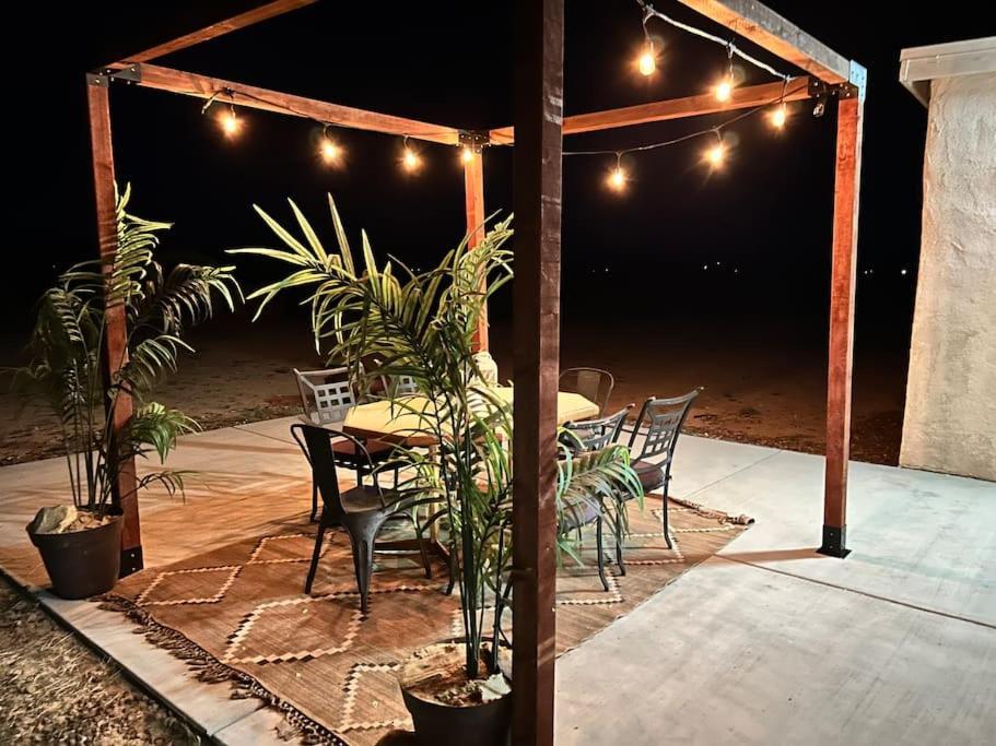 Serene Modern Home Backdoor With Great Wifi, Games, Movies, Patio Seating And Bbq Easy Access To North Joshua Tree National Park In 10 Minutes Twentynine Palms Buitenkant foto
